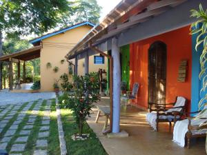 瓜拉雷马萨普卡亚旅馆的橙色和蓝色外墙的房子