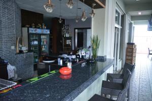 辛普森湾辛普森湾旅行酒店的餐厅内的酒吧配有黑色柜台和椅子
