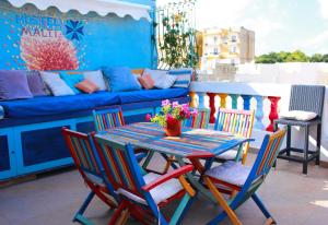 圣朱利安斯Hostel Malti Budget的带沙发和桌椅的阳台