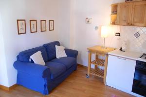 卡斯泰洛泰西诺特斯诺公寓的客厅配有蓝色的沙发和桌子