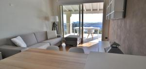 萨罗Villa Maria的客厅配有沙发和桌子