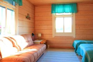 拉帕湖Koskikievari的带沙发和窗户的客厅