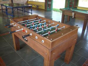 瓜拉雷马萨普卡亚旅馆的客房内的木台球桌和球
