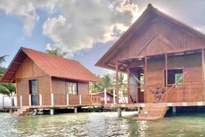 巴拿马城Private Cabin Over the Water PLUS Meals - San Blas Islands - private bathroom的水面上的房子