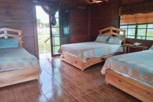 巴拿马城Private Cabin Over the Water PLUS Meals - San Blas Islands - private bathroom的木墙客房的两张床