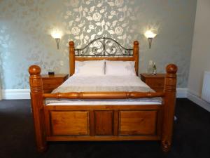 坎布里奇莎士比亚住宿加早餐旅馆的一间卧室配有一张木床和木架