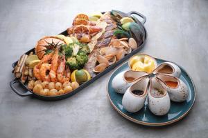 停泊岛Perhentian Marriott Resort & Spa的桌上的两盘海鲜食品