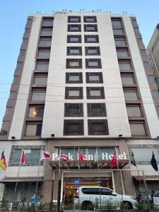 拉合尔Park Lane Hotel的前面有标志的建筑