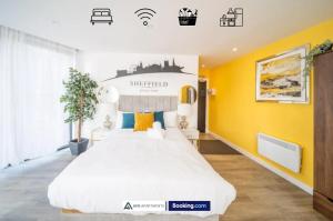 谢菲尔德Prime Apartments By AVO Apartments Short Lets & Serviced Accommodation Apartment South Yorkshire With Free WiFi的一间卧室设有一张大床和黄色的墙壁