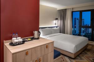 伊斯坦布尔Hampton By Hilton Istanbul Merter的酒店客房设有床和窗户。