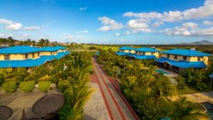 贝尔马尔毛里求斯兰花别墅酒店的蓝伞,享有度假村的空中景色