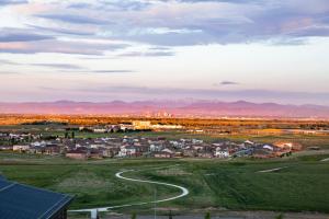 奥罗拉Gaylord Rockies Resort & Convention Center的沙漠中的一座小镇,以群山为背景