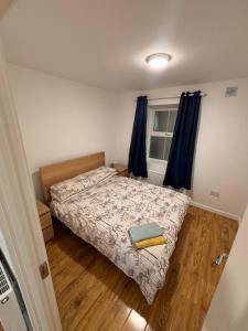 斯莱戈Atlantic One Bed Apartment sleeps 4的一间小卧室,配有床和窗户