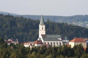 FürsteneckGroße Wohnung in Fürsteneck mit Grill und Terrasse的一座白色教堂,上面有陡峭的陡峭壁