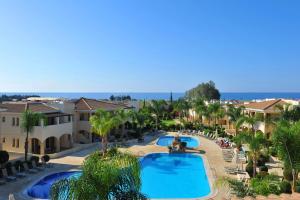 曼德里尔阿芙罗狄蒂沙滩度假村的享有度假胜地的空中景致,设有2个游泳池