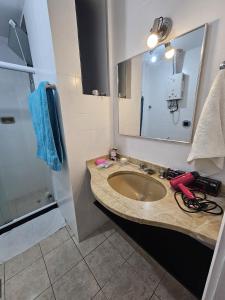里约热内卢Quarto Aconchegante的一间带水槽和镜子的浴室
