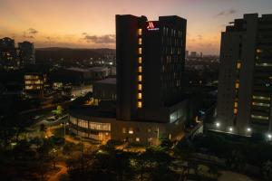 巴兰基亚Barranquilla Marriott Hotel的一座高大的建筑,上面有aadobeadobe标志