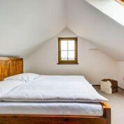 克罗梅日什Ranč Kostelany的白色卧室设有一张带窗户的床