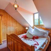 克罗梅日什Ranč Kostelany的一间卧室配有一张带鲜花的木床