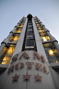 蒙法尔科内山姆酒店的一座高大的建筑,上面有星号