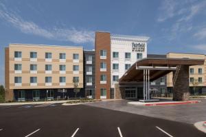 小石城Fairfield Inn & Suites by Marriott Little Rock Airport的大楼前的停车场