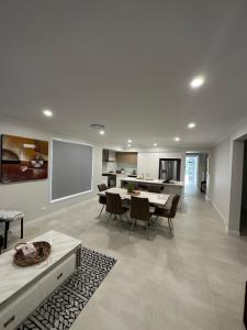 Narellan4 bedrooms beautiful home的一个带桌椅的大客厅