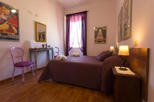 罗马拉特兰诺酒店的一间卧室配有一张床、一张桌子和一个窗户。