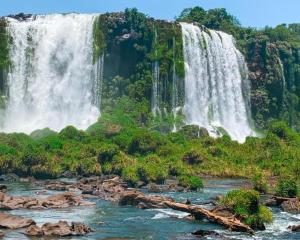 伊瓜苏Itaipu Hotel的河中瀑布