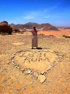 瓦迪拉姆Salameh's Bedouin Camp的站在沙漠中心中的女人