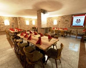 韦尔图尔诺奥贝维特酒店的一间带长桌和椅子的用餐室
