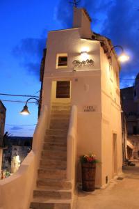 格拉维纳普利亚Fondo Vito的通往白色建筑的楼梯,有楼梯