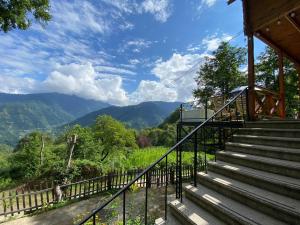 Kʼveda ChʼkhutunetʼiHouse in the clouds&სახლი ღრუბლებში的一套享有山景的楼梯