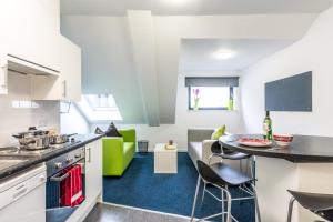 爱丁堡舒希尔学生之家旅舍（校园住宿）的厨房以及带桌椅的起居室。