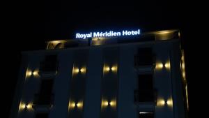 巴库Royal Meridien Hotel的一座建筑物,上面有夜间标志