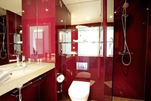 施韦比施哈尔斯马蒂诺酒店的红色的浴室设有卫生间和水槽
