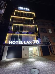 麦德林Hotel LAX78的建筑前的旅馆标志