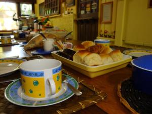 蜜岛普萨达恩西达达斯康查斯酒店的桌子,桌子上放着杯子,托盘上放着面包