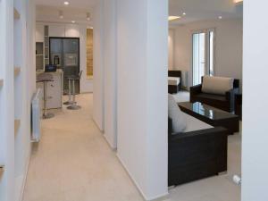 Douar ech Chott"L'Abri Côtier" Appartement 3 chambres Haut Standing Port Punique Carthage的一间带黑色沙发的客厅和一间厨房