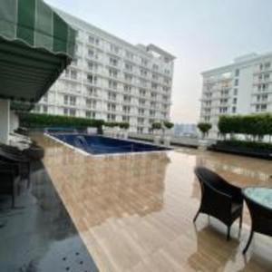 勒克瑙Neel Skye - Couple Friendly - DLF My Pad, Gomtinagar , Lucknow的享有带桌椅的建筑景致。