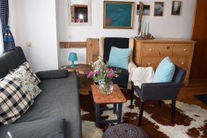 弗拉绍4 Elements Appartmenthaus Monarda的客厅配有沙发和鲜花桌