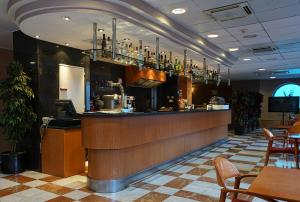 安道尔城泽尼特外交酒店的餐厅内的酒吧配有桌椅