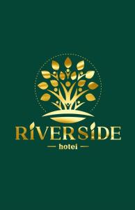 博罗沃耶Riverside Burabay Hotel的树上的酒店的标志