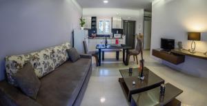 阿尔库季岛Ionion Beach Apartment Hotel & Spa的带沙发和桌子的客厅以及厨房。