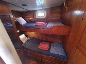 马略卡岛帕尔马Exclusivo velero privado 6pax的船上小屋内的两张床