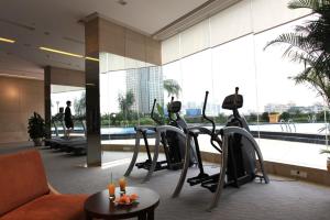 东莞HJ International Hotel的酒店大堂设有跑步机和游泳池
