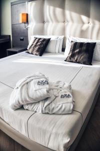 米兰Acca Palace AA Hotels的卧室配有2条毛巾。