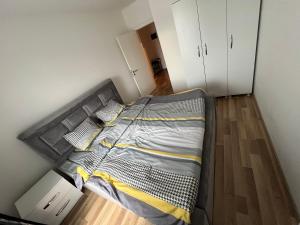 米特罗维察Ari Apartament的卧室铺有木地板,配有一张大床