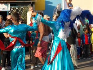 圣玛丽亚Oasis Palmeira的两人穿着蓝色服装在游行中跳舞