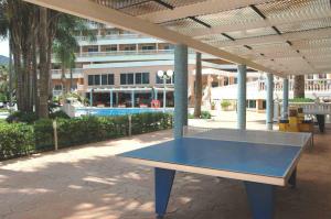 多列毛利诺斯Hotel Parasol by Dorobe的庭院里设有蓝色乒乓球桌,还有一座建筑