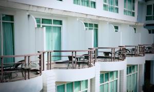 春蓬A-Te Chumphon Hotel - SHA Plus的阳台,带桌椅的建筑